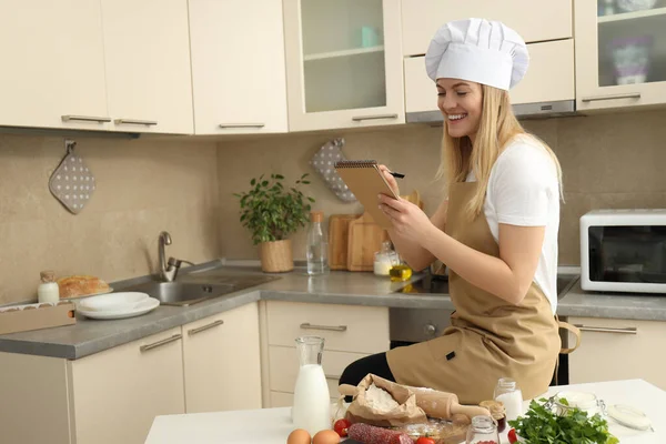 Conceito Cozinha Caseira Com Chef Feminino — Fotografia de Stock