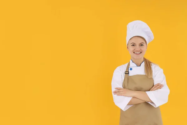 Joven Cocinera Uniforme Sobre Fondo Amarillo —  Fotos de Stock