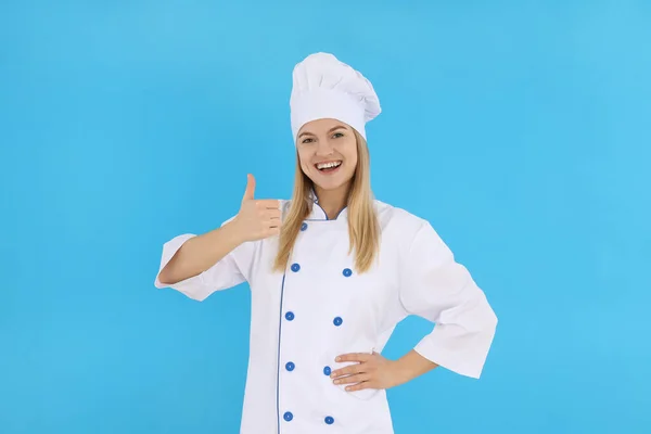 Jonge Vrouwelijke Chef Uniform Blauwe Achtergrond — Stockfoto