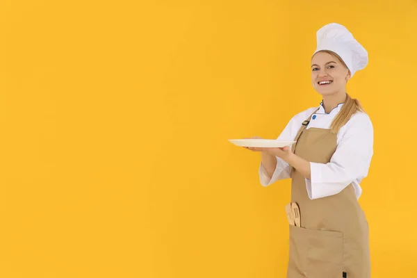 Jovem Chef Uniforme Fundo Amarelo — Fotografia de Stock