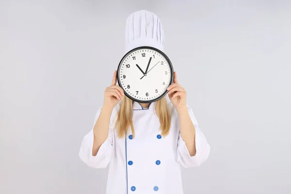 Chef Feminino Com Relógio Fundo Luz — Fotografia de Stock