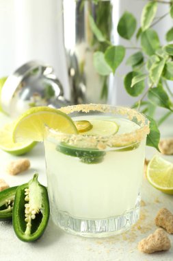 Jalapeno kokteyli ile içki kavramı, yakın çekim.