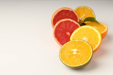 Beyaz arkaplanda citrus meyveleri, metin için boşluk