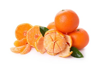 Mandalina beyaz arka plan üzerinde izole yaprakları ile