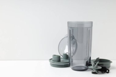 Beyaz masada parçalanmış spor karıştırıcısı, metin için boşluk