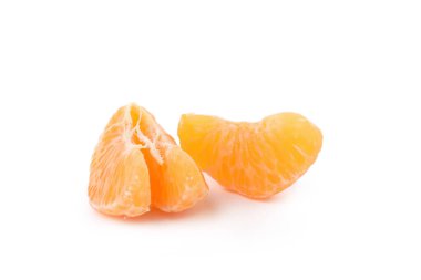 Beyaz arkaplanda izole edilmiş Mandarin dilimleri, kapat