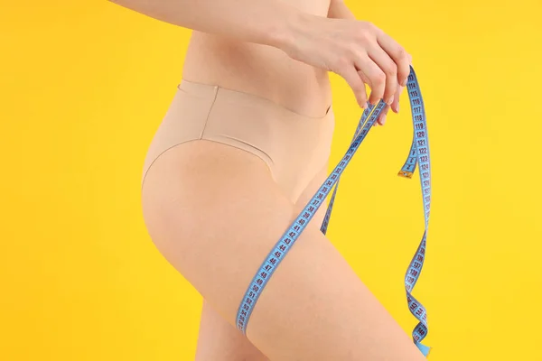 Concept Van Gewichtsverlies Met Jonge Slanke Vrouw Gele Achtergrond — Stockfoto