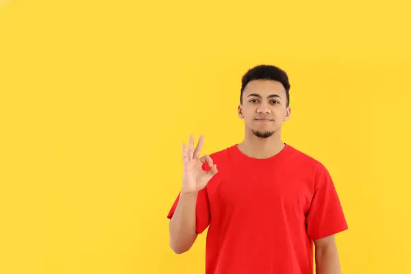 Junger Mann Rotem Shirt Auf Gelbem Hintergrund — Stockfoto