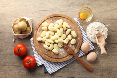 Çiğ patates gnocchi ile yemek pişirme kavramı.