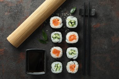 Koyu dokulu arka planda maki ile lezzetli yemek kavramı