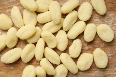 Çiğ patates gnocchi ile pişirme kavramı, yakın plan.