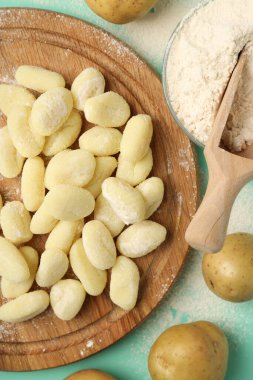 Çiğ patates gnocchi ile yemek pişirme kavramı.