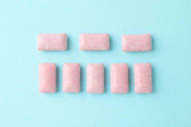 Mavi arkaplanda sakız çiğnemek ya da sakız