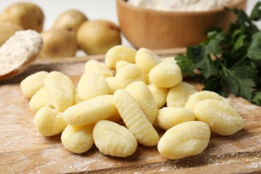 Çiğ patates gnocchi ile pişirme kavramı, yakın plan.