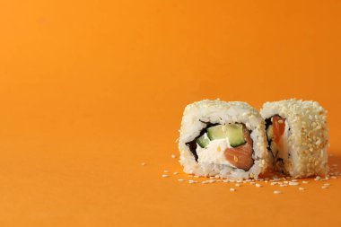 Turuncu arka planda rulo ile lezzetli yemek kavramı