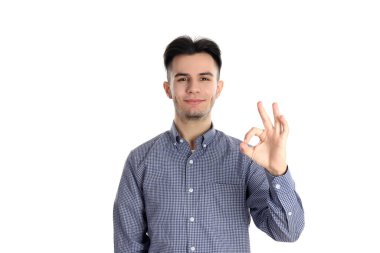 Beyaz arka planda izole edilmiş gömlekli çekici bir adam.