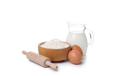 Beyaz arkaplanda izole edilmiş kek pişirme malzemeleri