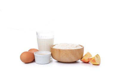 Beyaz arkaplanda izole edilmiş kek pişirme malzemeleri