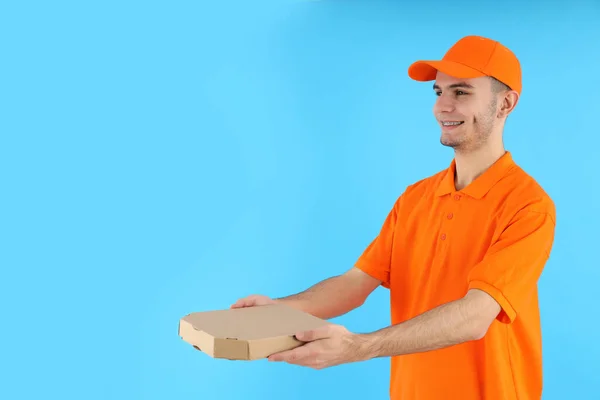 Entrega Atraente Homem Com Caixa Pizza Fundo Azul — Fotografia de Stock