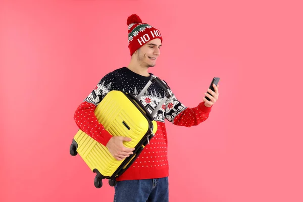 Guy Sweter Natal Dengan Tas Bagasi Latar Belakang Merah Muda — Stok Foto