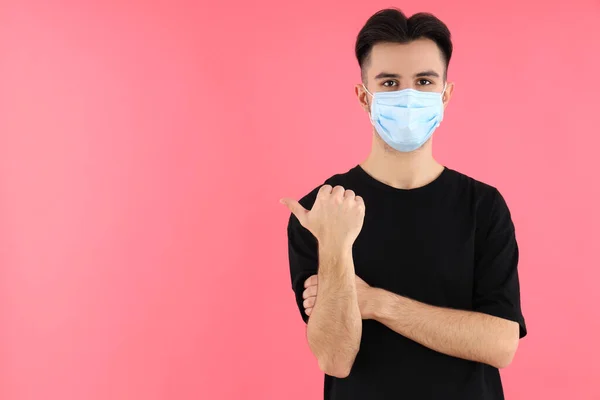 Jongeman Met Medisch Masker Roze Achtergrond — Stockfoto