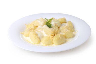 Beyaz arkaplanda izole edilmiş gnocchi tabağı