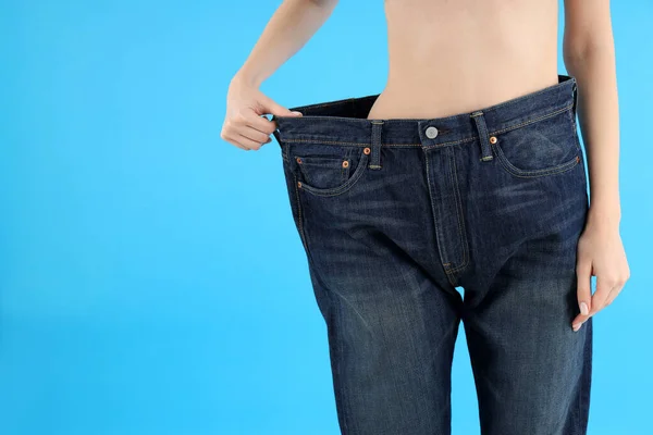 Konzept Der Gewichtsabnahme Mit Junger Schlanker Frau Auf Blauem Hintergrund — Stockfoto