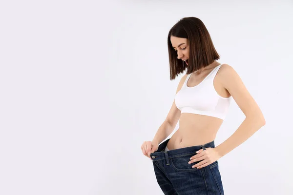 Concept Van Gewichtsverlies Met Jonge Slanke Vrouw Lichte Achtergrond — Stockfoto