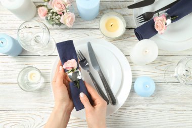 Aroma mumları ve üst manzaralı güzel bir masa.