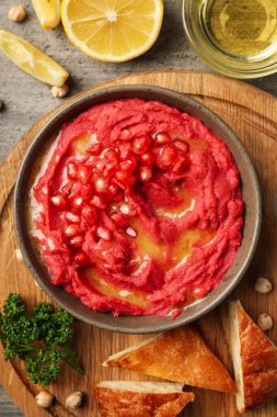 Humus ve lezzetli yemek kavramı, üst manzara.