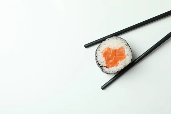 Chopsticks Com Maki Fundo Branco Espaço Para Texto — Fotografia de Stock