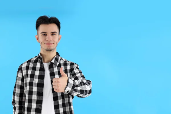 Tipo Atractivo Camisa Sobre Fondo Azul — Foto de Stock