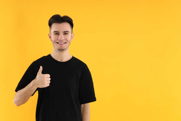 Pemuda Yang Menarik Dengan Kaos Berlatar Belakang Kuning — Stok Foto