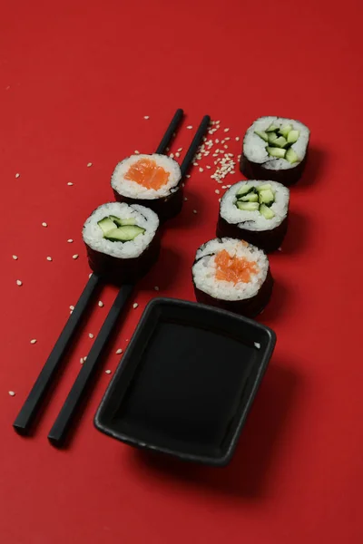 Conceito Comida Saborosa Com Maki Fundo Vermelho — Fotografia de Stock