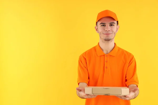 Pengantar Menarik Dengan Kotak Pizza Dengan Latar Belakang Kuning — Stok Foto