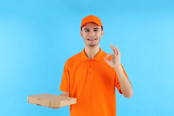 Attraente Uomo Consegna Con Scatola Pizza Sfondo Blu — Foto Stock