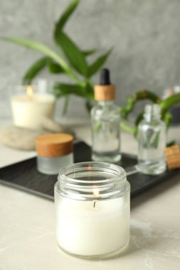 Hafif desenli masadaki aroma mumlarıyla rahatlama kavramı