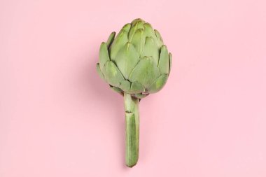 Pembe arka planda enginarlı sağlıklı yiyecek kavramı