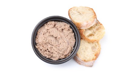 Beyaz arka planda izole edilmiş bir tabak börek ve ekmek.