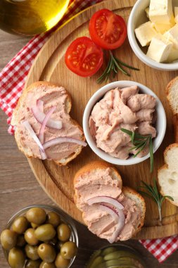 Lezzetli yemekler, mezeler, üst manzara.