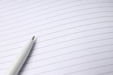 Tüm arkaplanda kalem olan boş bir defter