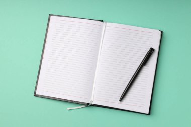 Nane arkaplanında kalem olan boş bir defter