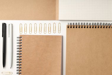 Ofis için farklı kırtasiye ya da beyaz arkaplan üzerinde çalışma