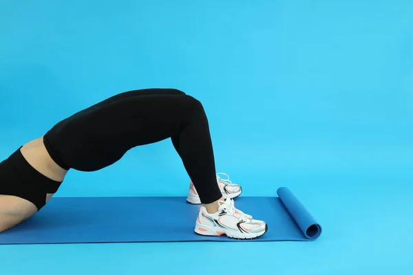 Conceito Estilo Vida Saudável Com Mulher Esportiva Fundo Azul — Fotografia de Stock