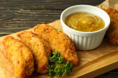 Tavuk şeritli lezzetli yemek kavramı, yakın plan.