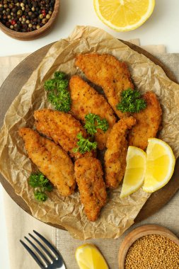 Tavuk şeritli lezzetli yemek kavramı.