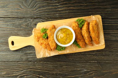 Tavuk şeritli lezzetli yemek kavramı.