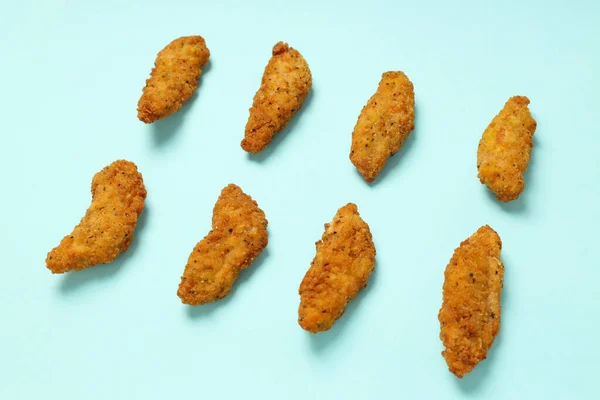 Konzept Des Leckeren Essens Mit Hühnerstreifen Auf Blauem Hintergrund — Stockfoto
