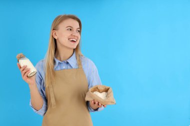 Genç bir kadınla yemek pişirme kavramı.