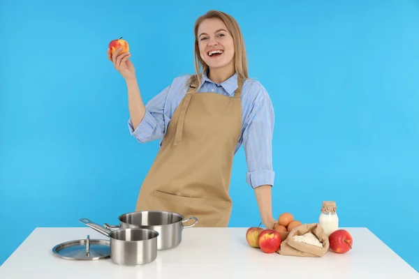 Conceito Cozinhar Com Mulher Jovem Fundo Azul — Fotografia de Stock